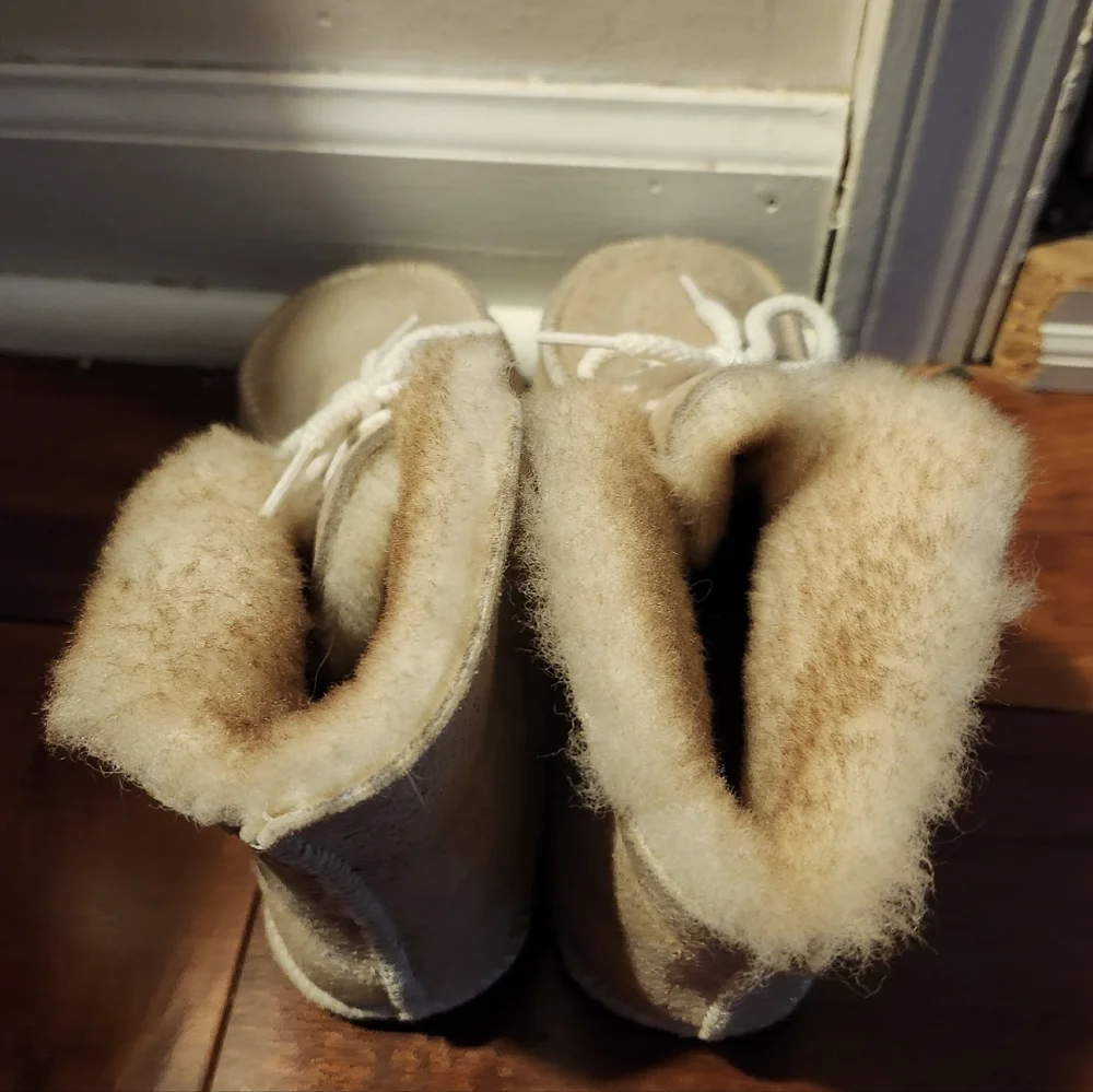 Cozy Kids Beige Shearling Booties Size 1.5 or 2 Measures 8 Inches